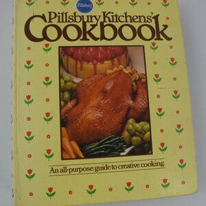 Pillsbury Kitchens" Family Cookbook 1979 (1982) 5-ring binder VGC